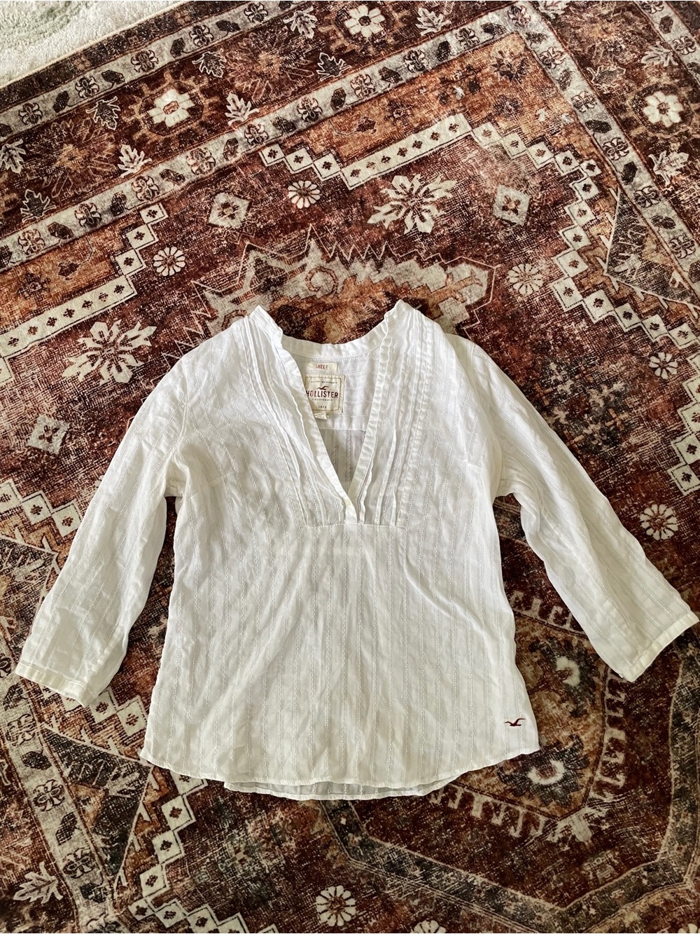 Hollister White V-Neck Pintuck Three-Quarter Sleeve Top